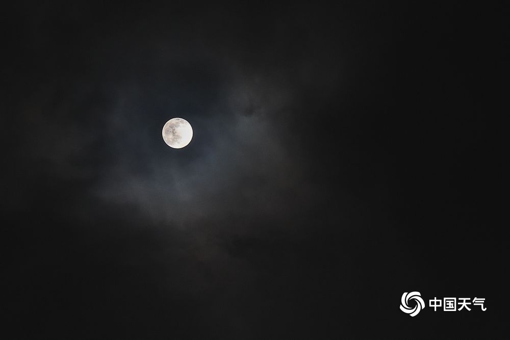重庆涪陵上演超级大月亮