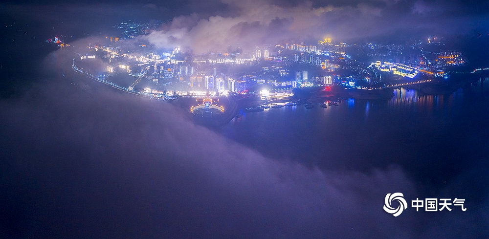 重庆巫山:雨后巫峡现彩虹 雾漫江城夜梦中-高清图集