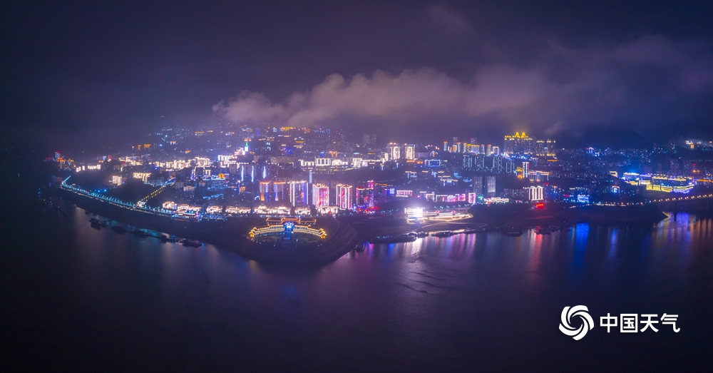 重庆巫山:雨后巫峡现彩虹 雾漫江城夜梦中-高清图集