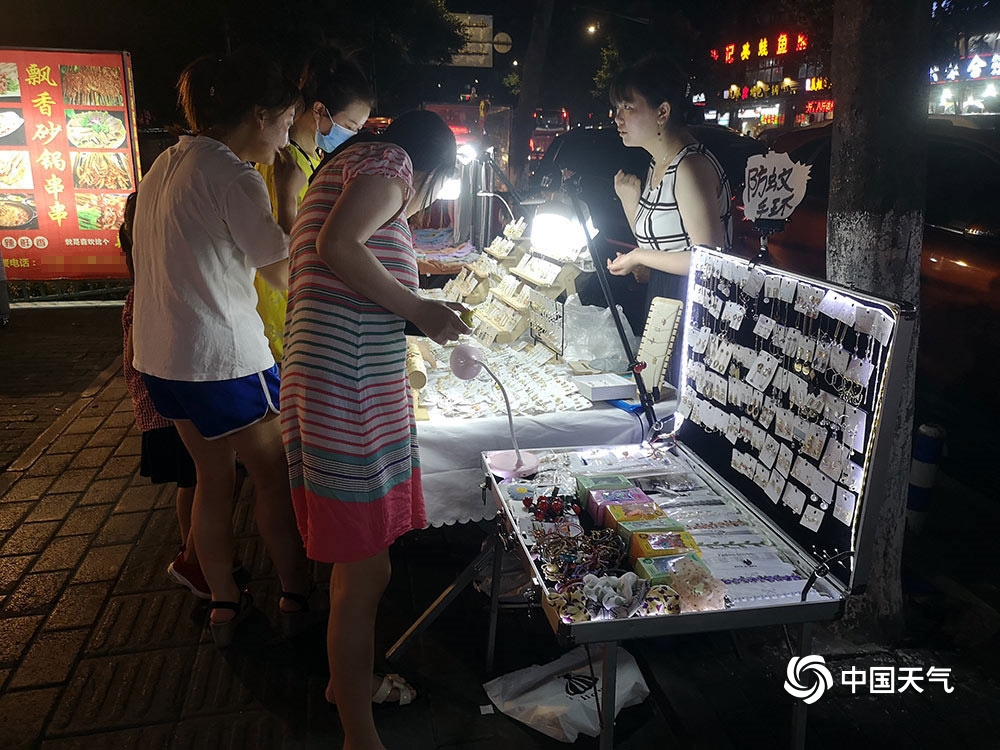 重庆消夏添新耍事 夜市地摊人气旺(1/12)