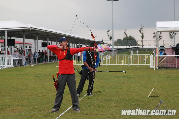 风雨无阻 福建小将射箭赛场拔头筹-图片频道-中国天气网