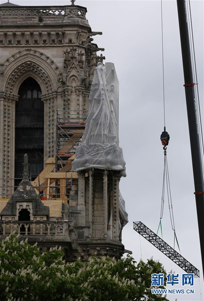 降雨来袭 巴黎圣母院紧急安装防雨装置
