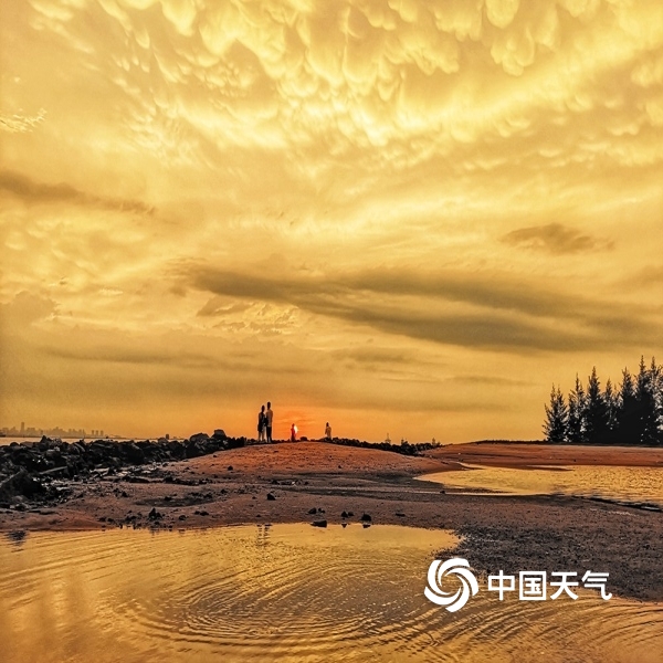 海口雨后现彩虹 落日余晖静谧动人