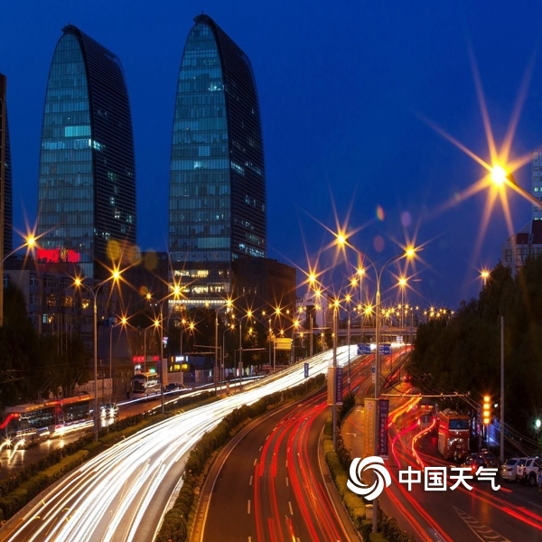"东风夜放花千树,更吹落,星如雨",作为超级大都市的首都北京,在夜幕