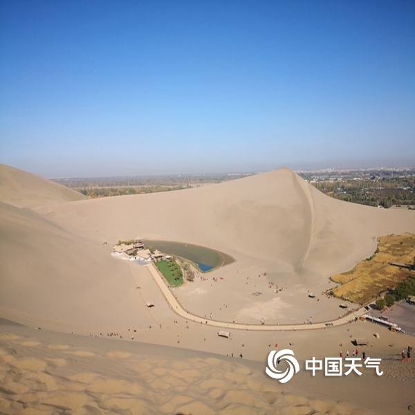 中国天气网讯 近日,甘肃敦煌天气逐渐变凉,草木枯黄,鸣沙山与月牙泉