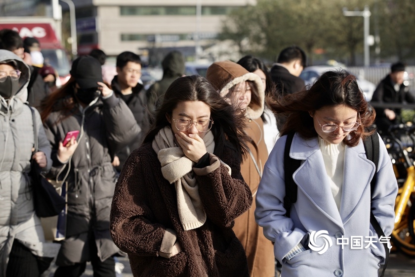 寒风刺脸 北京街头寒冷天气下的"微表情"