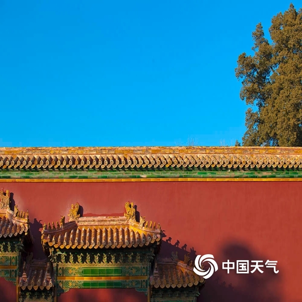中国天气网讯 北京近日持续晴好,天空蔚蓝,蓝天映衬下的宫廷建筑也别