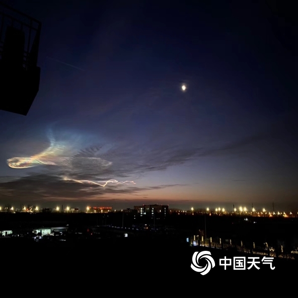 今天(23日)早晨6时许,北京天空出现神秘云迹,似一条长龙盘踞空中.