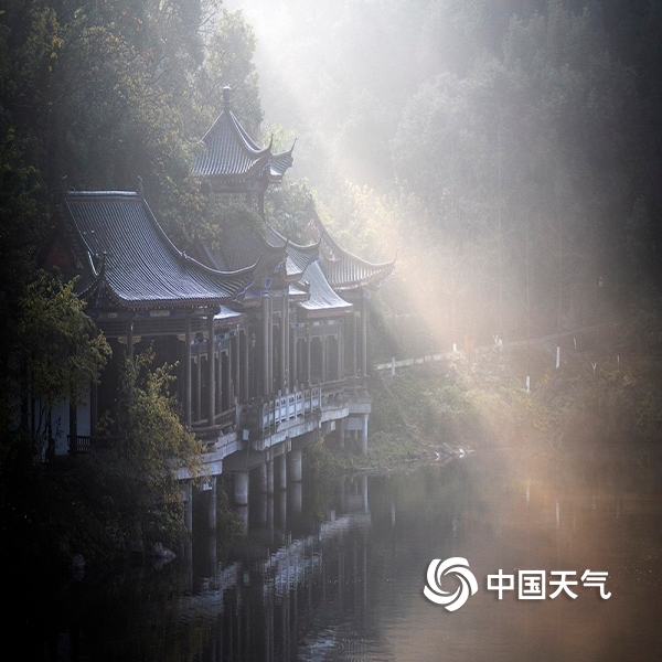 薄雾下的重庆华岩湖如覆轻纱美不胜收