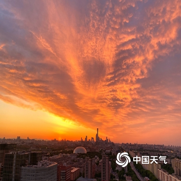 2020年5月11日,北京朝霞满天,红色的霞光将天空装扮的美如画卷,唤醒了