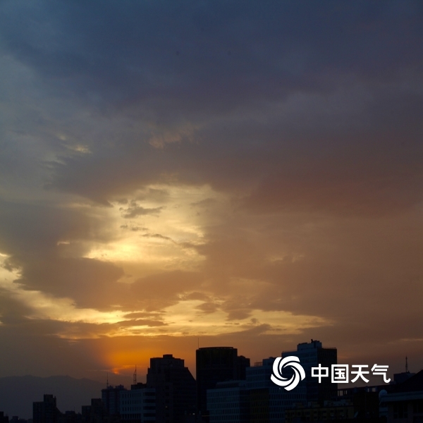 美的耀眼!北京金色夕阳光芒四射