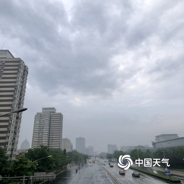 中国天气网讯 今天(10日)早晨北京大部出现降雨,北京市气象台发布了