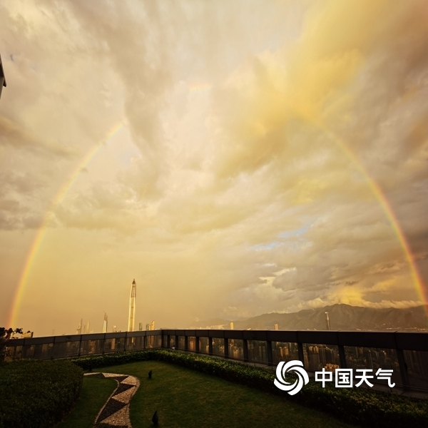 中国天气网讯 今天(16日)傍晚,深圳雨后双彩虹横跨天际,景象绚丽唯美