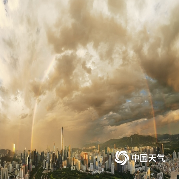 美绝了!深圳傍晚雨后双彩虹高挂天空