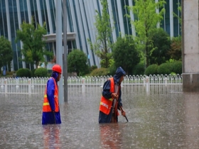 四川广安遭遇强降水 内涝严重水深没过大腿