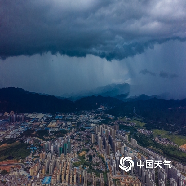 中国天气网讯 6月25日傍晚,广东省云浮市新兴县出现雷雨大风天气,降雨