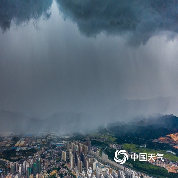 6月25日傍晚,广东省云浮市新兴县出现雷雨大风天气,降雨云团带着骤雨