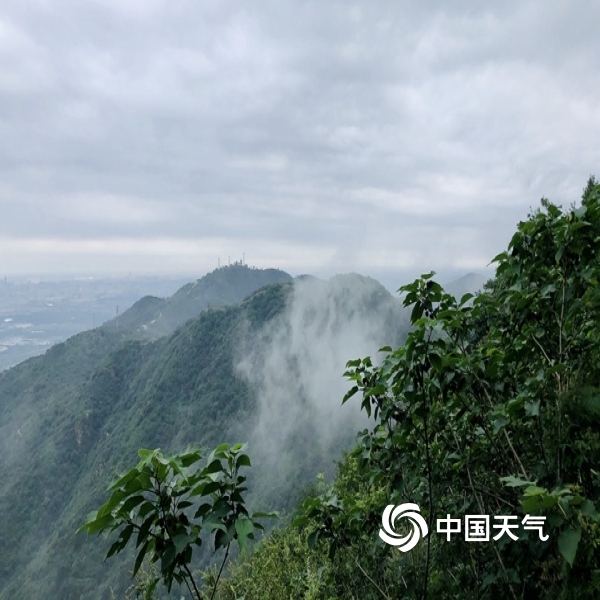北京香山公园香炉峰云雾蒸腾 如入仙境