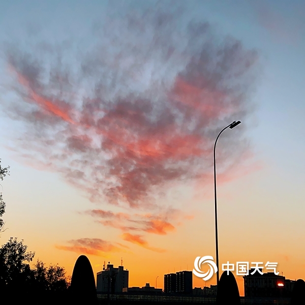 今天(10月12日)早晨,北京北五环箭亭桥附近上空出现心形粉色朝霞,美不