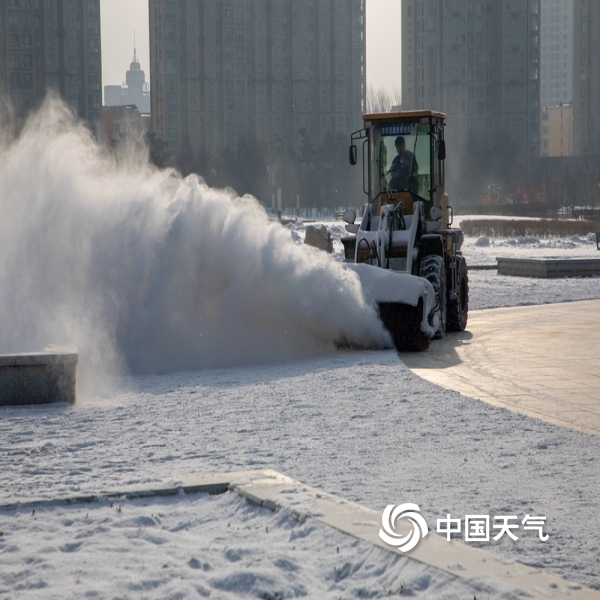 雪浪滚滚吉林市北山风景区清雪场面壮观