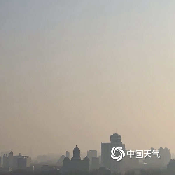 北京天空灰蒙蒙 大部地区现轻度污染
