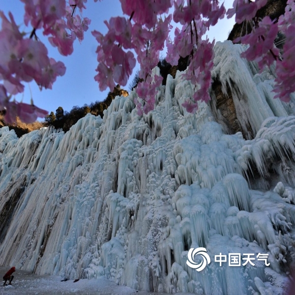 中国天气网讯 1月29日,北京房山霞云岭金水湖冰瀑吸引游客前来欣赏