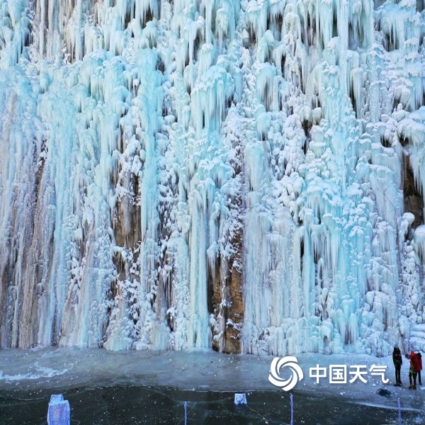 1月29日,北京房山霞云岭金水湖冰瀑吸引游客前来欣赏,湖畔一侧大片的
