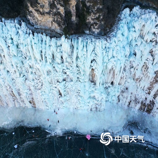 1月29日,北京房山霞云岭金水湖冰瀑吸引游客前来欣赏,湖畔一侧大片的