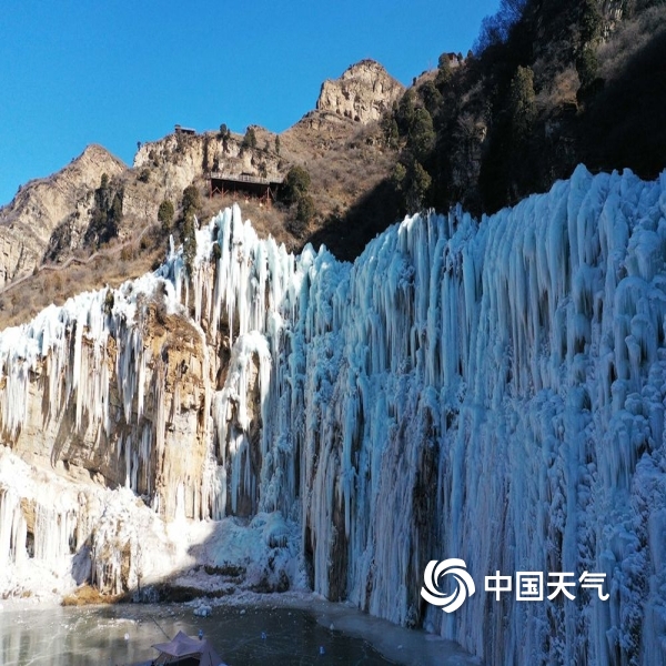 1月29日,北京房山霞云岭金水湖冰瀑吸引游客前来欣赏,湖畔一侧大片的