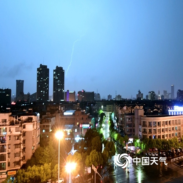 大雨瓢泼!浙江金华电闪雷鸣疾风骤雨 部分城市道路积水严重