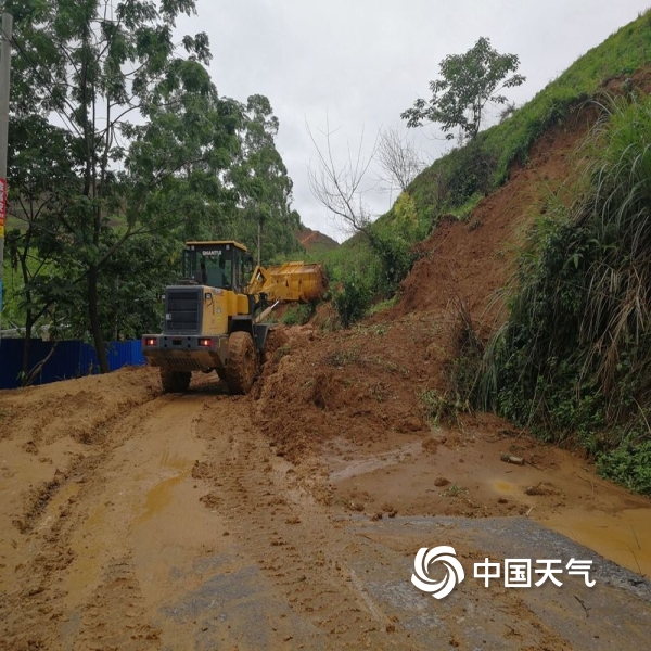 昨天(6月2日),广西南宁局地遭遇大暴雨,武鸣区灵马镇街道被水淹,多处
