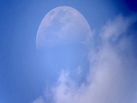 北京蓝天霸屏 超高能见度下看云追月