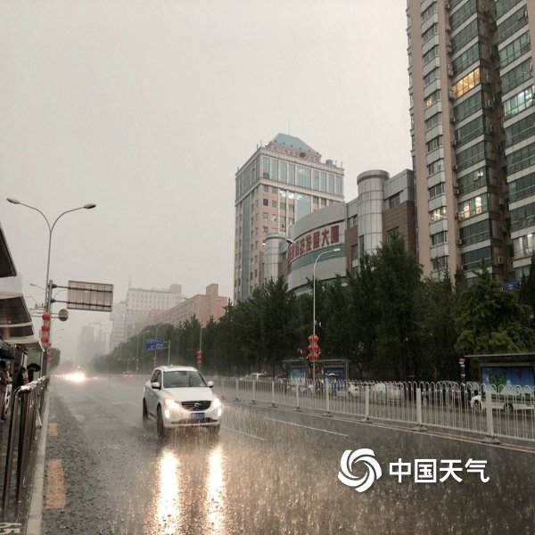 北京暴雨雷电大风冰雹四预警齐发 乌云密布雨水倾盆而下