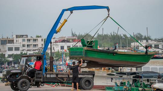 台风“圆规”逼近 浙江海南渔民积极进行防台风工作