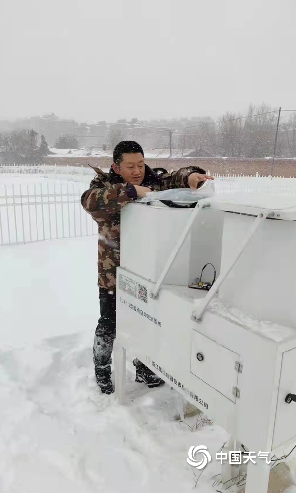 内蒙古通辽市遭遇特大暴雪部分地区积雪没过膝盖