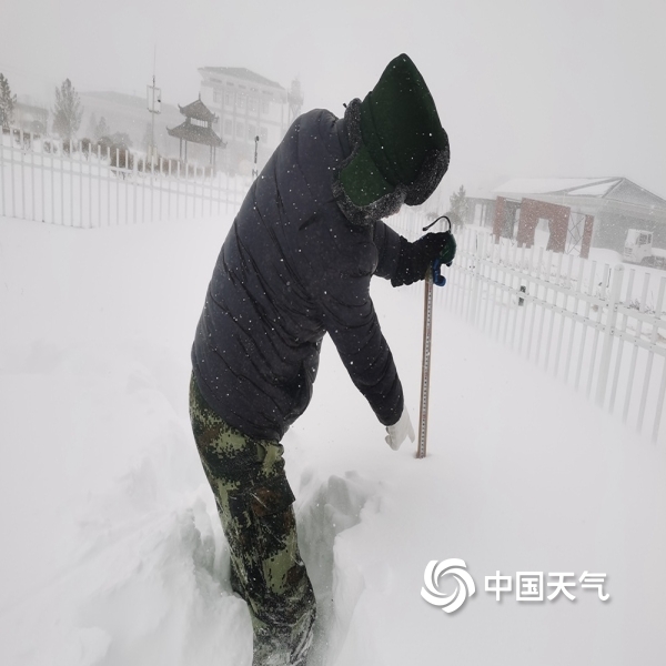 内蒙古通辽市遭遇特大暴雪部分地区积雪没过膝盖