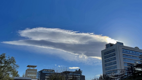 北京出現七彩云 藍天下白云如巨鯨冒頭