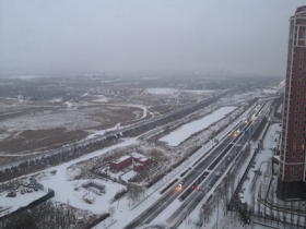 内蒙古鄂尔多斯出现降雪 大地一片雪白