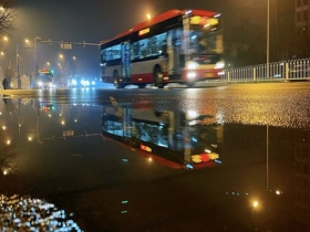 今晨北京城区多地道路湿滑 早高峰出行需谨慎慢行