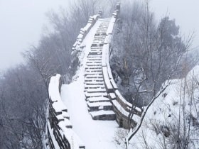 北京怀柔山区迎来降雪 长城银装素裹