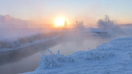 內蒙古伊敏河畔現霧凇 水汽氤氳如仙境