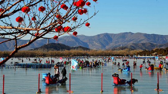 北京颐和园冰场开放 市民尽享冰上乐趣