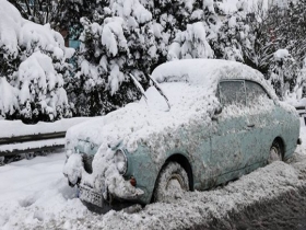 土耳其遭遇强降雪 车辆被埋交通受阻