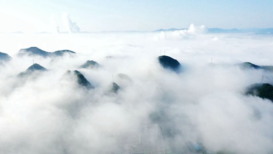 贵州福泉阴雨结束 天空现平流雾景观