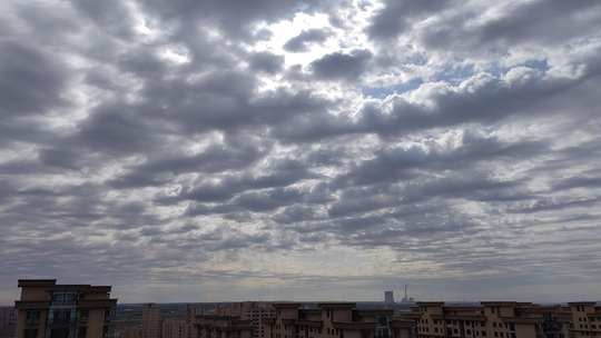 内蒙古鄂尔多斯天空现带状云朵 十分壮观