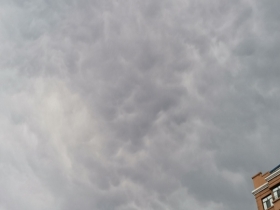 罕见！内蒙古牙克石天空出现乳状云
