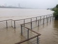 湘江湘潭段水位上涨 沿江亲水平台被淹没
