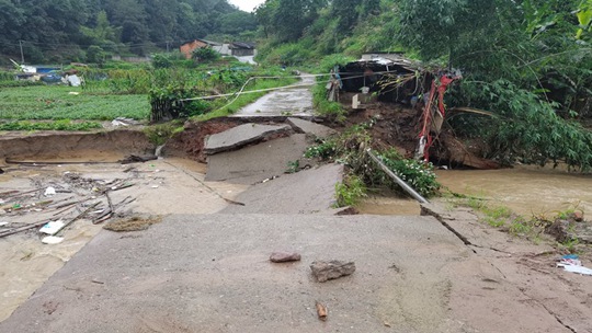 福建永安遭遇持續性強降水 部分地區道路塌方