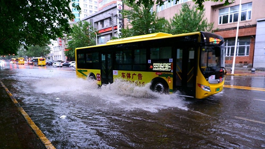 大雨傾盆！黑龍江哈爾濱部分路段積水影響交通