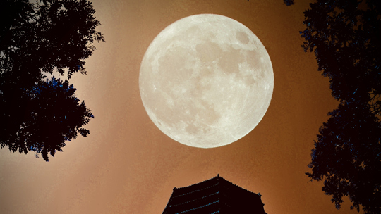 年度最大“超级月亮”亮相夜空 你看到了嘛？